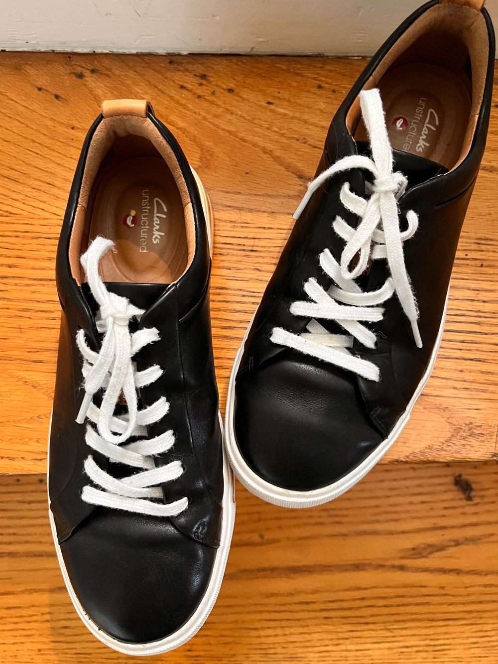 Clark’s black leather lace-up comfort sneakers in GUC size 6